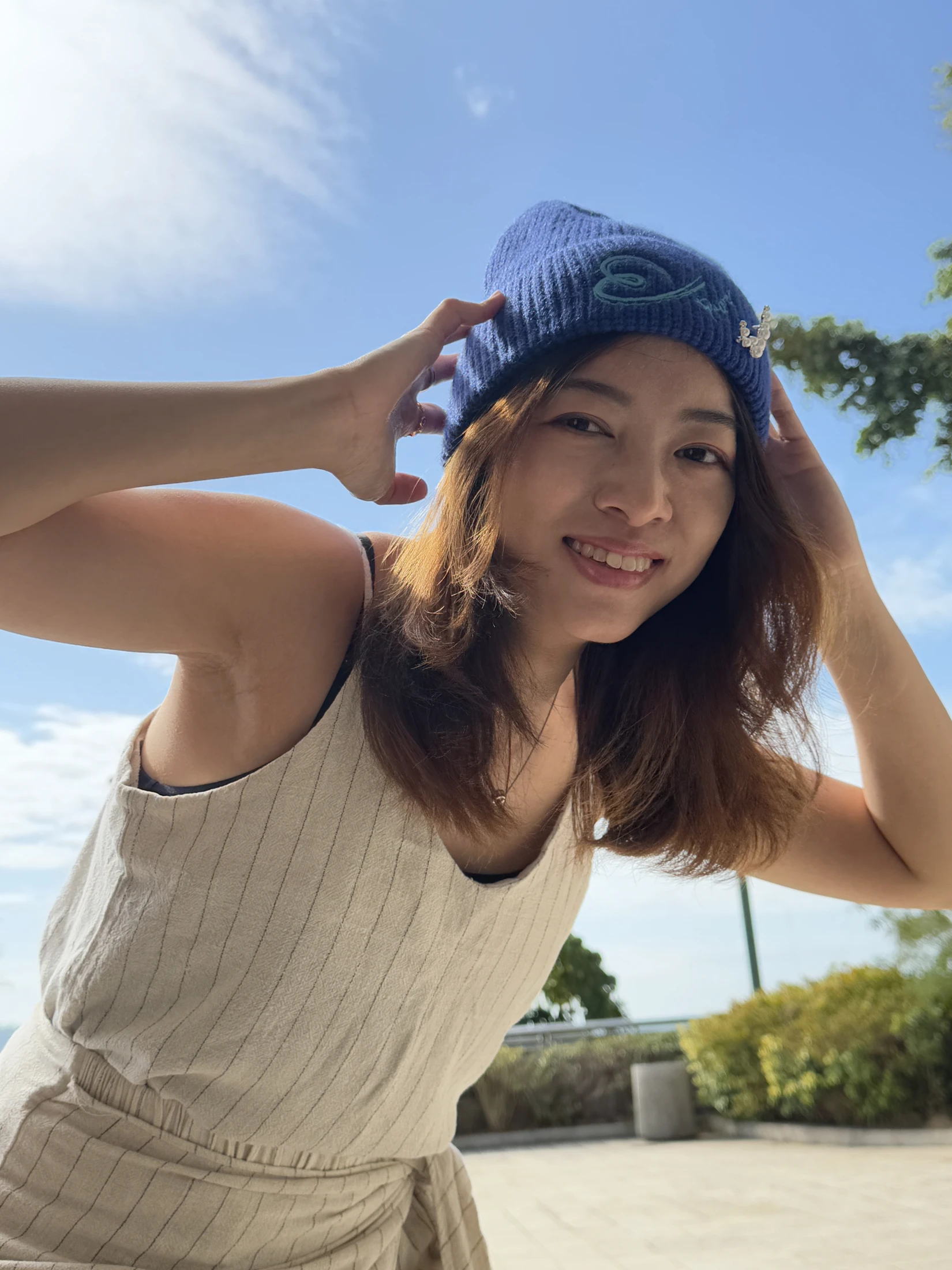 戴著 staryash 藍色冷帽的微笑實拍，藍天下的溫暖日光