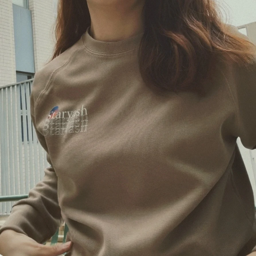 staryash 棕色長袖服裝的布料與剪裁細節