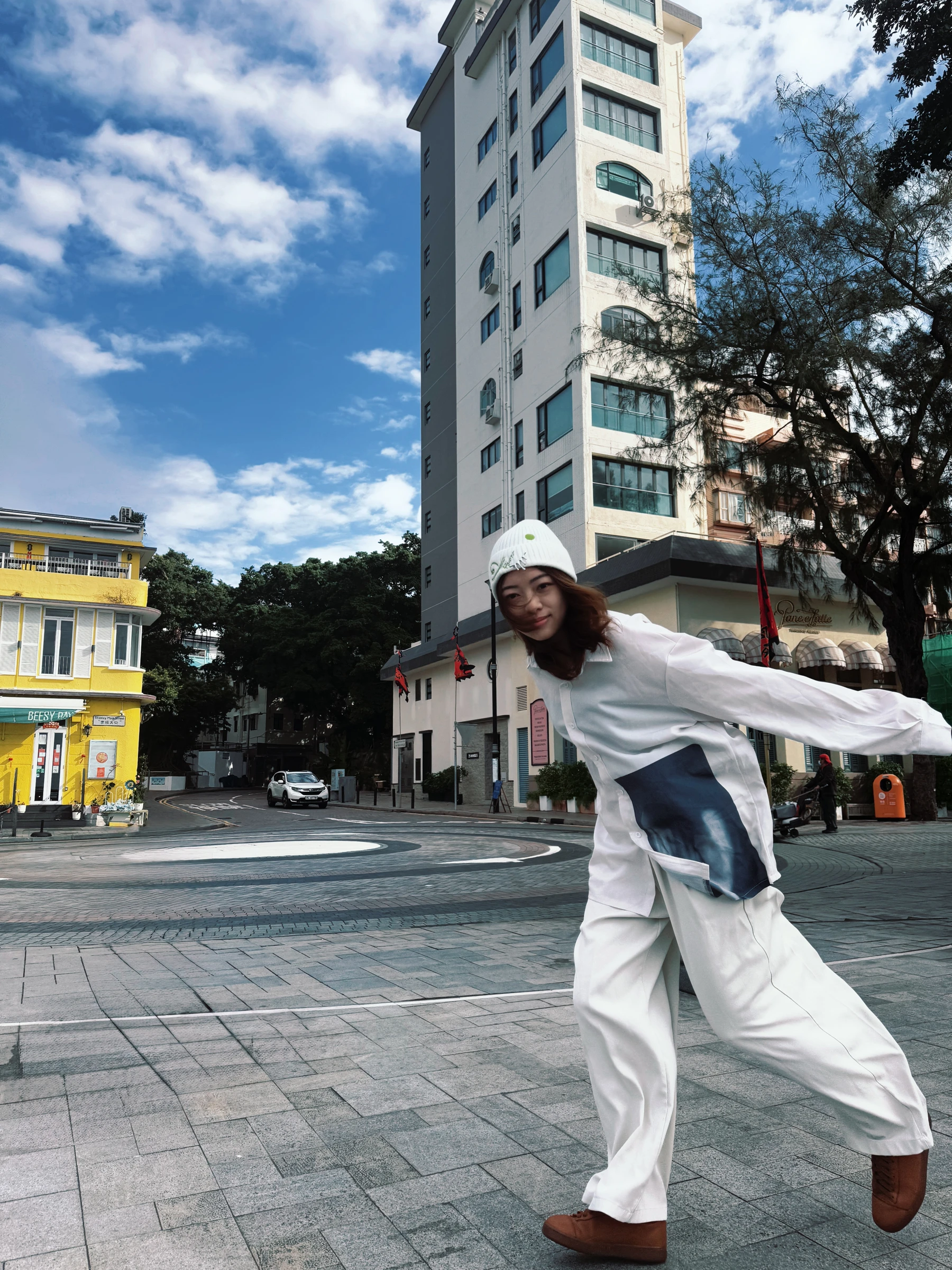 戴著 staryash 白色冷帽在街道奔跑的實拍